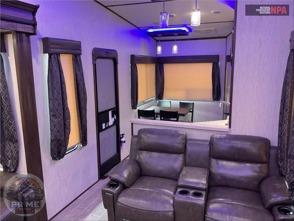 2019 Cherokee By Forest River M-305ML6 ARCTIC WOLF FIFTH WHEEL SERIES — фото 8