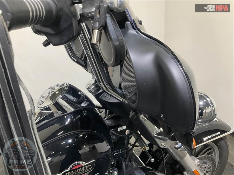 2023 Harley-Davidson FLHTCUTG TRI GLIDE ULTRA CLASSIC — фото 12