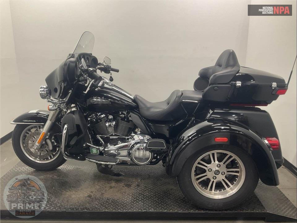 2018 Harley-Davidson FLHTCUTG TRI GLIDE ULTRA — фото 3