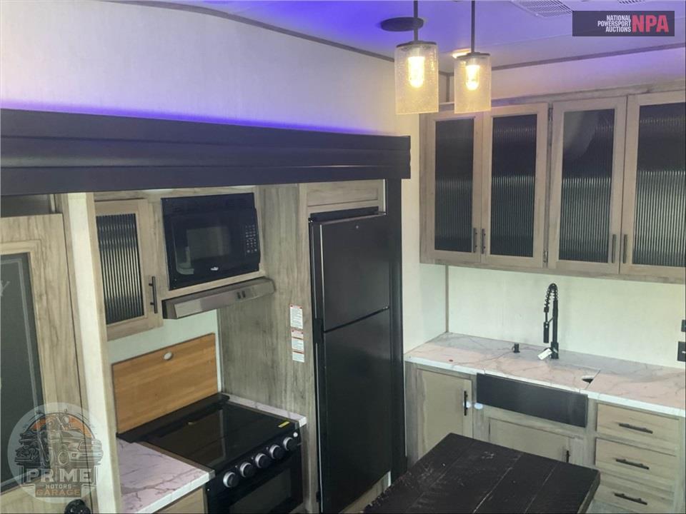 2022 Cherokee By Forest River M-3880SUITE ARCTIC WOLF FIFTH WHEEL SERIES — фото 8