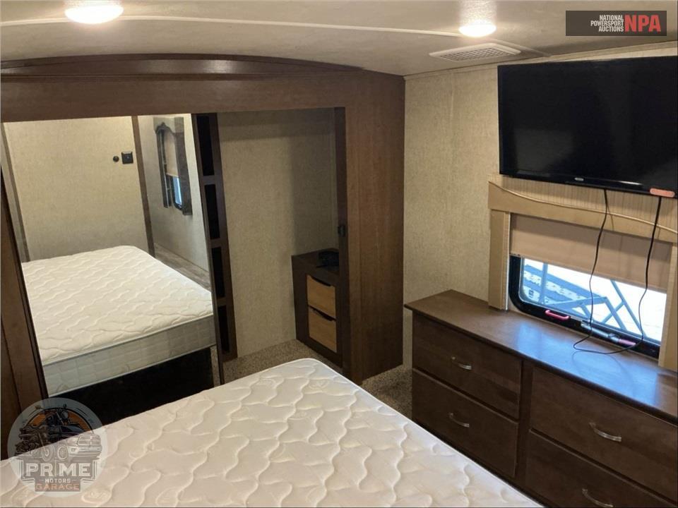 2017 Cedar Creek M-37MBH - SILVERBACK FIFTH WHEEL SERIES — фото 7