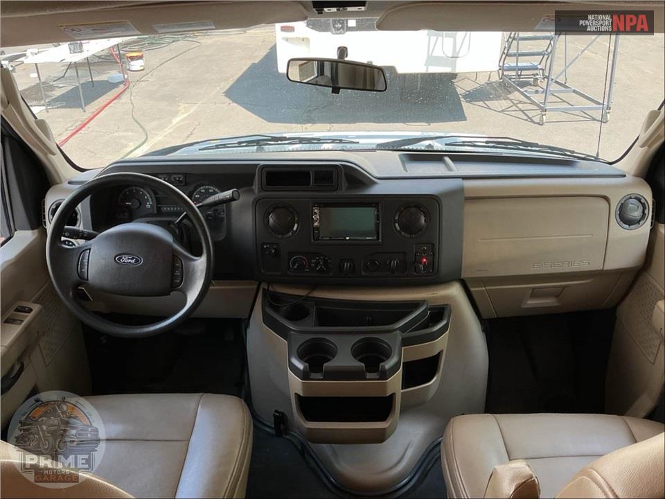 2020 Thor Motor Coach M-23U E350-V10 - FOUR WINDS SERIES — фото 17