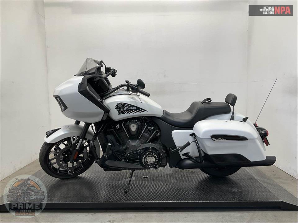 2021 Indian Motorcycle CHALLENGER DARK HORSE (BLACK/BRONZE SMOKE) — фото 3