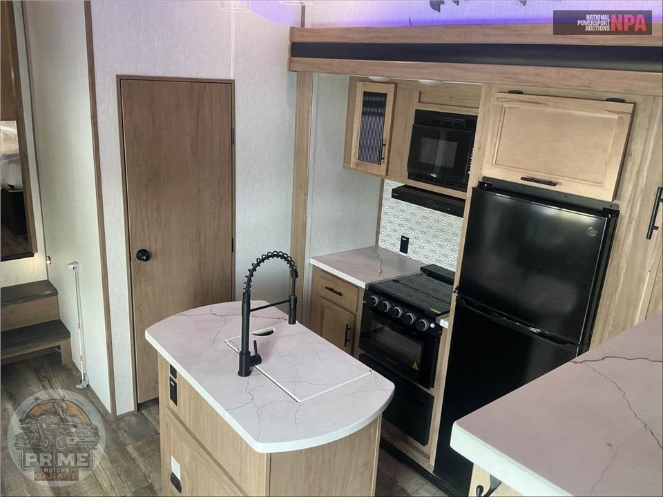 2023 Cherokee By Forest River M-3910SUITE - ARCTIC WOLF FIFTH WHEEL SERIES — фото 8