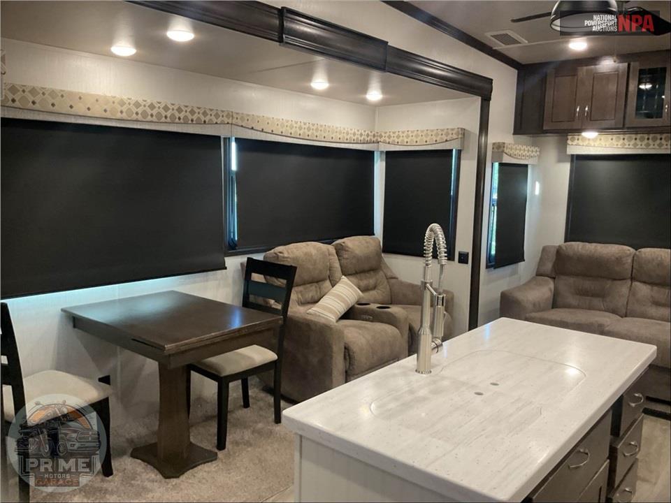 2020 Cedar Creek M-31IK - SILVERBACK FIFTH WHEEL SERIES — фото 7