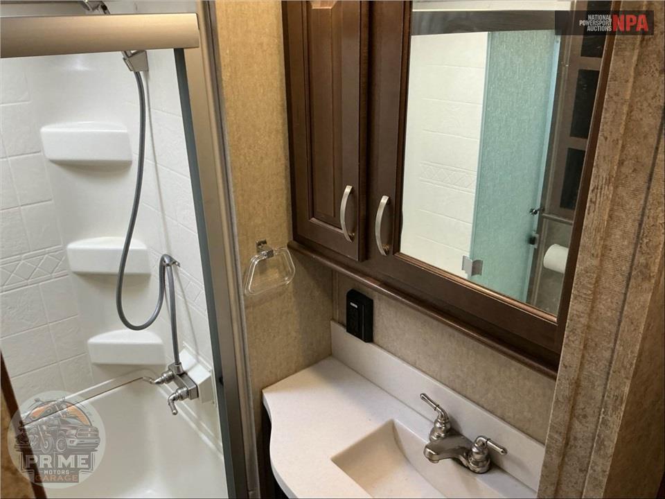 2017 Cedar Creek M-37MBH - SILVERBACK FIFTH WHEEL SERIES — фото 14