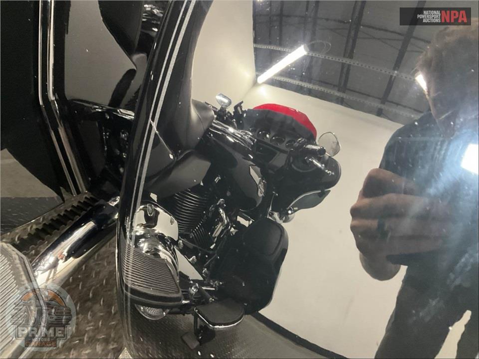 2023 Harley-Davidson FLHTCUTG TRI GLIDE ULTRA CLASSIC — фото 14