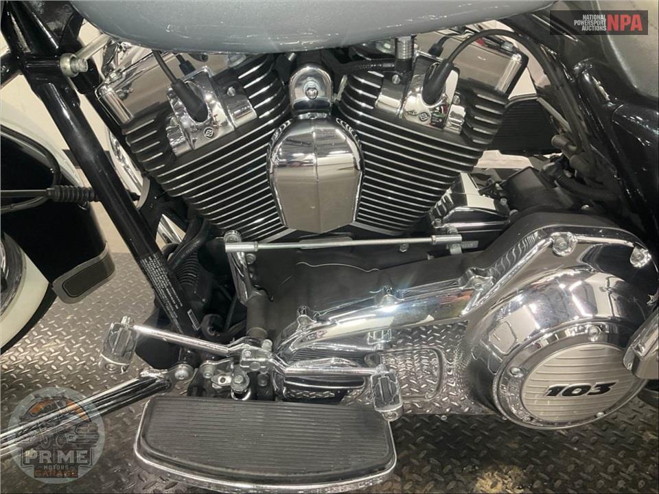 2012 Harley-Davidson FLHRC ROAD KING CLSC — фото 7