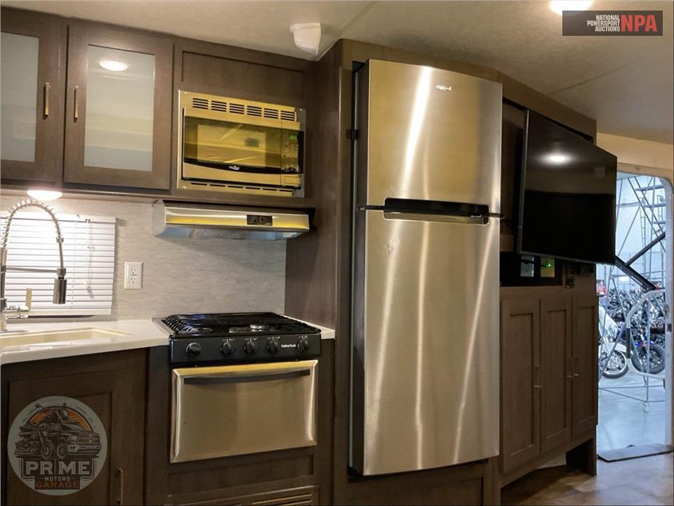 2019 Wildwood By Forest River M-28RLSS -  SERIES — фото 18