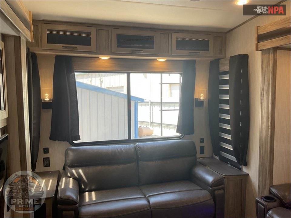 2021 Cherokee By Forest River M-3550SUITE - ARCTIC WOLF FIFTH WHEEL SERIES — фото 17