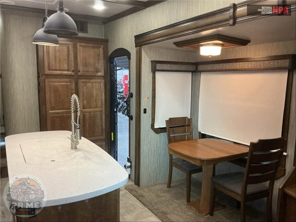 2018 Heartland Rvs M-3310QSCK - BIG COUNTRY FIFTH WHEEL SERIES — фото 8
