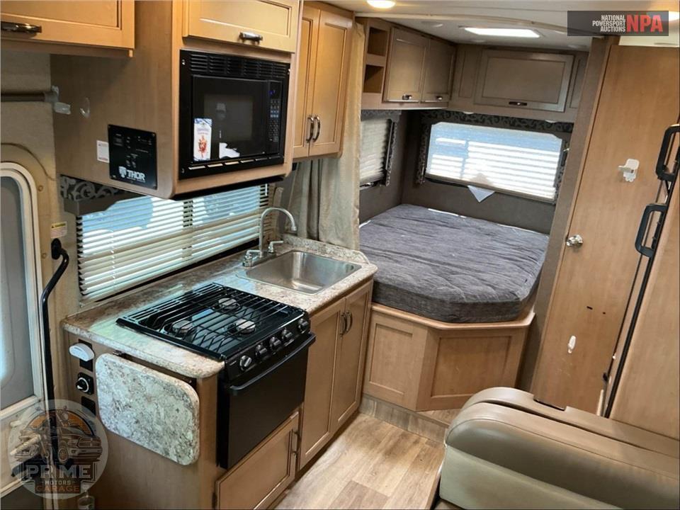 2020 Thor Motor Coach M-23U E350-V10 - FOUR WINDS SERIES — фото 9