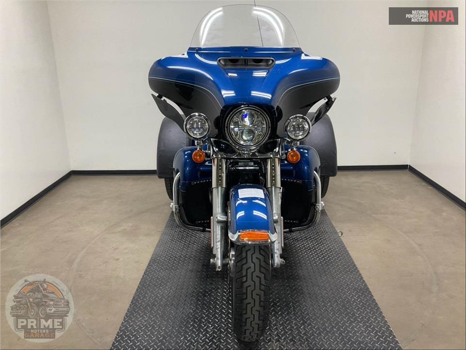 2018 Harley-Davidson FLHTCUTG TRI GLIDE ULTRA ANNIVERSARY — фото 2