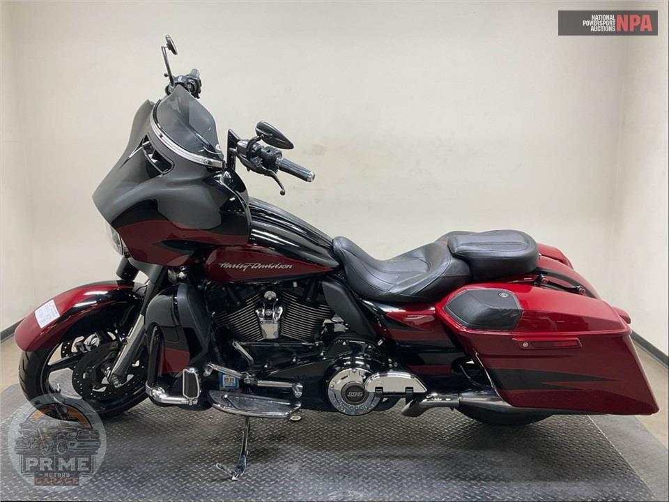 2017 Harley-Davidson FLHXSE CVO STREET GLIDE — фото 3