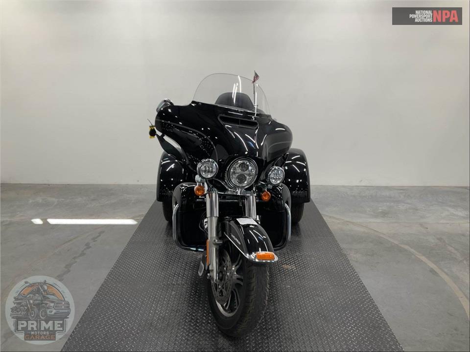 2015 Harley-Davidson FLHTCUTG TRIGLIDE ULTRA CLASSIC — фото 2