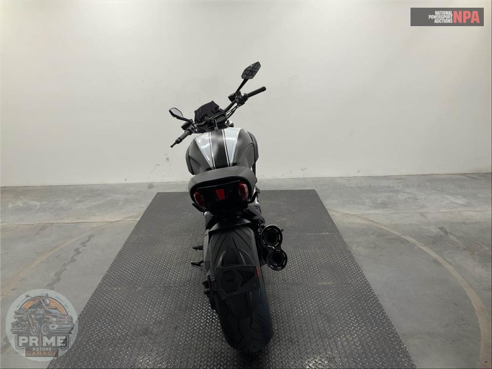 2015 Ducati DIAVEL CARBON WHITE — фото 4