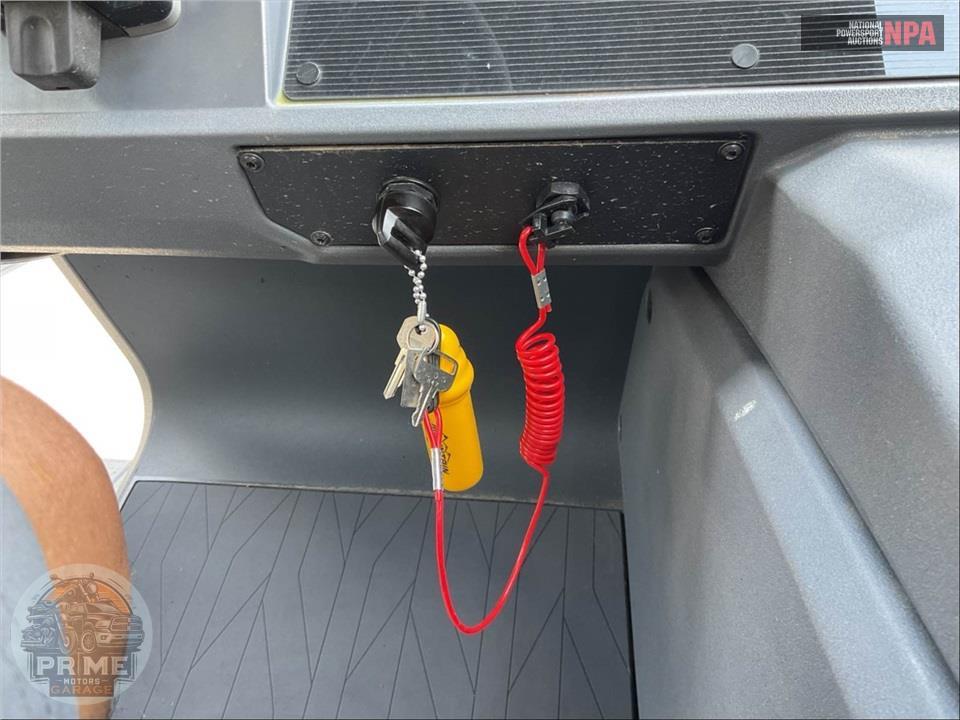2025 Manitou Pontoon 22 SWITCH BACK CRUISE SERIES L=24/E=1 150 HP ROTAX OB — фото 15