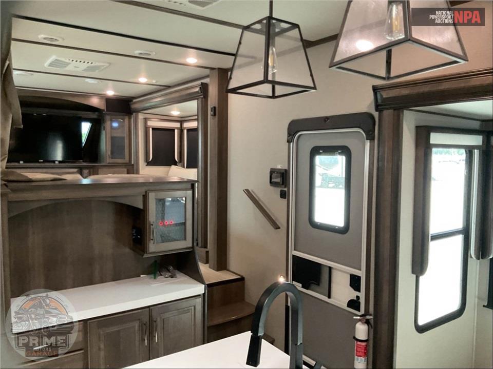 2022 Grand Design Recreational Vehicles M-380FL - SOLITUDE FIFTH WHEEL SERIES — фото 8