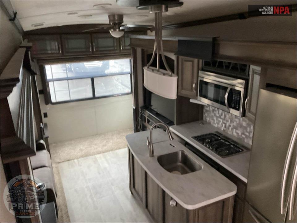 2018 Keystone Rv M-3121 RL - MONTANA FIFTH WHEEL SERIES — фото 6