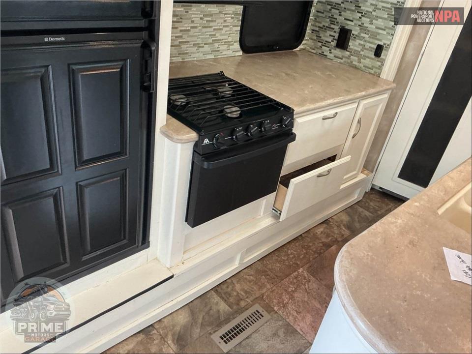 2015 Ultralite By Winnebago M-27RBDS — фото 13