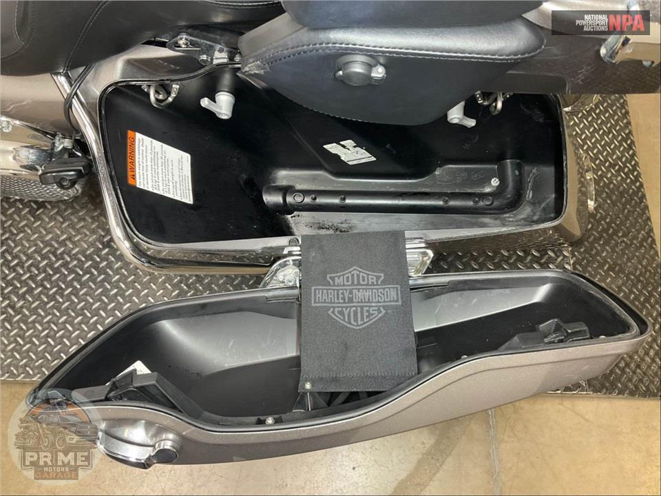2017 Harley-Davidson FLHTKL ULTRA LIMITED LOW — фото 21