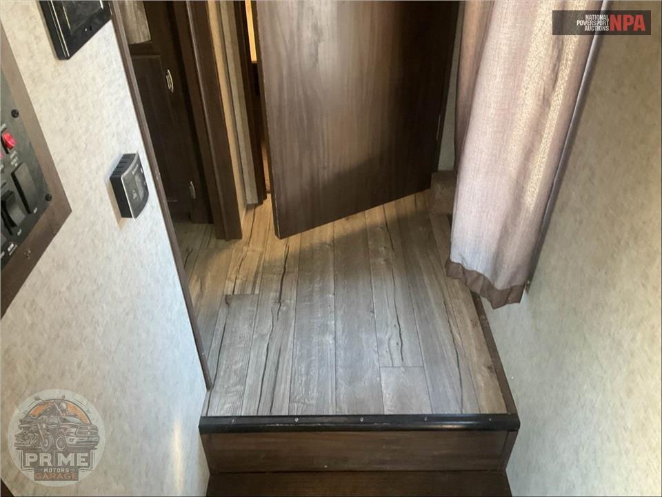 2018 Cherokee By Forest River M-315TBH8 ARCTIC WOLF FIFTH WHEEL SERIES — фото 38