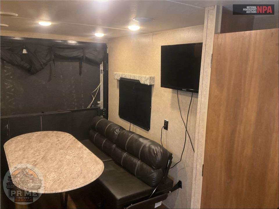 2017 Coachmen By Forest River M-22 TH - CATALINA TRAIL BLAZER TOY HAULER SERIES — фото 7