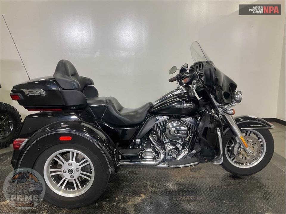 2016 Harley-Davidson FLHTCUTG TRIGLIDE ULTRA CLASSIC — фото 1