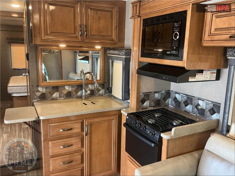 2017 Thor Motor Coach LF31 E450-V10 - QUANTUM SERIES — фото 8