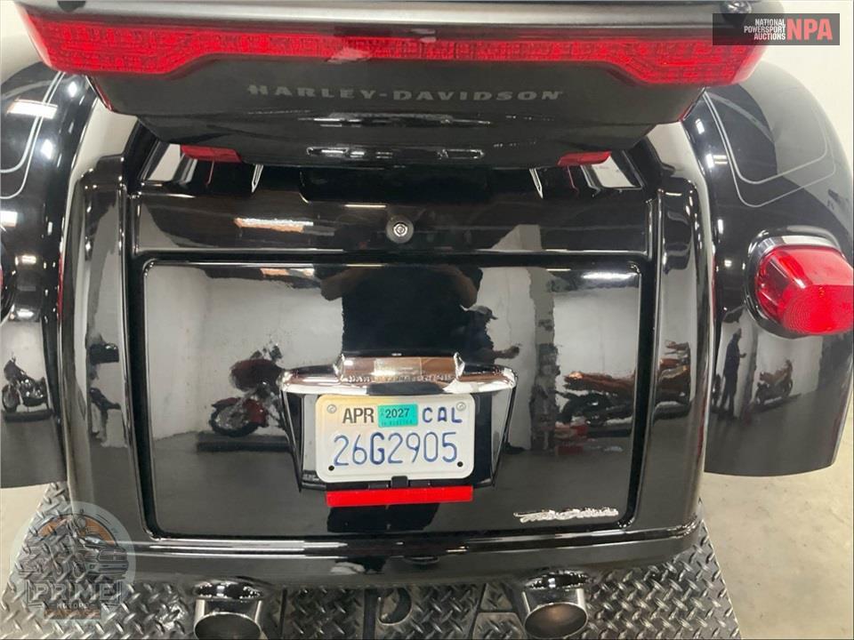 2023 Harley-Davidson FLHTCUTG TRI GLIDE ULTRA CLASSIC — фото 18