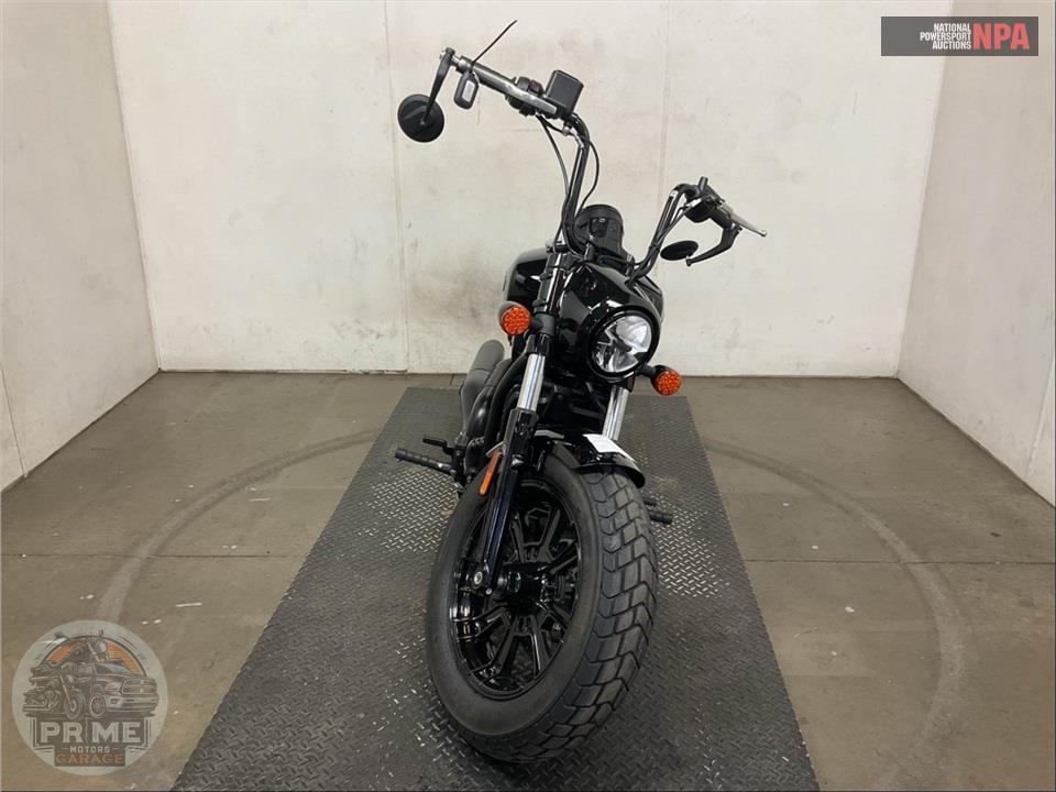2025 Indian Motorcycle SCOUT BOBBER LIMITED WITH TECHNOLOGY PACKAGE (BLACK) — фото 2