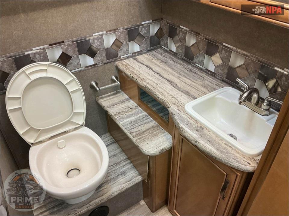 2017 Thor Motor Coach LF31 E450-V10 - QUANTUM SERIES — фото 22