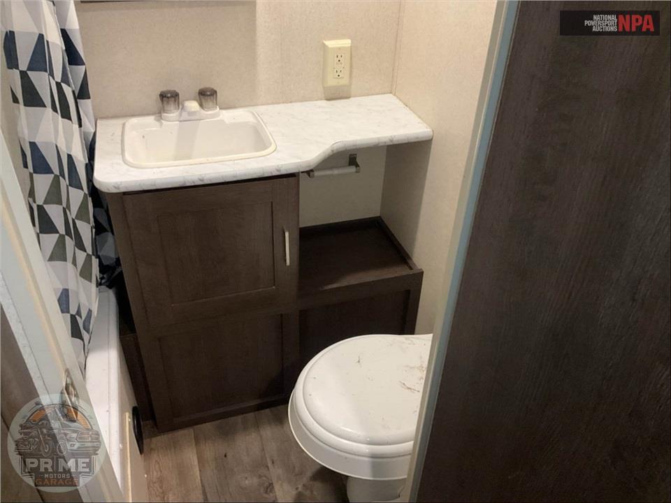 2018 Wildwood By Forest River M-230BHXL X-LITE SERIES — фото 21