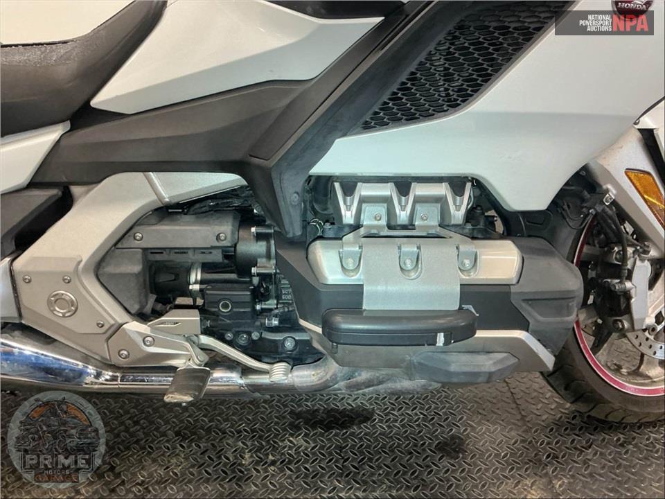 2018 Honda GL1800 GOLDWING TOUR (WHITE) — фото 6