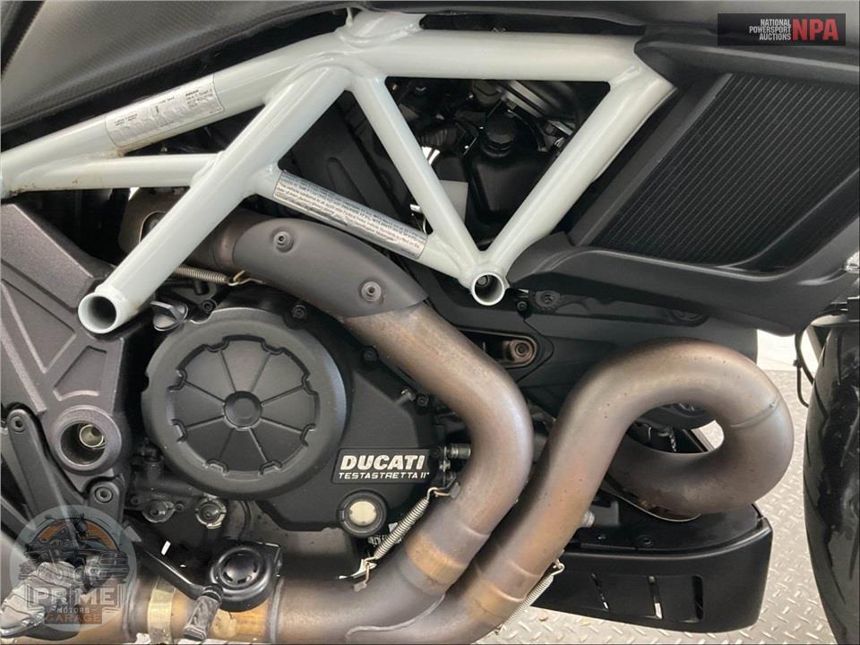 2015 Ducati DIAVEL CARBON WHITE — фото 6