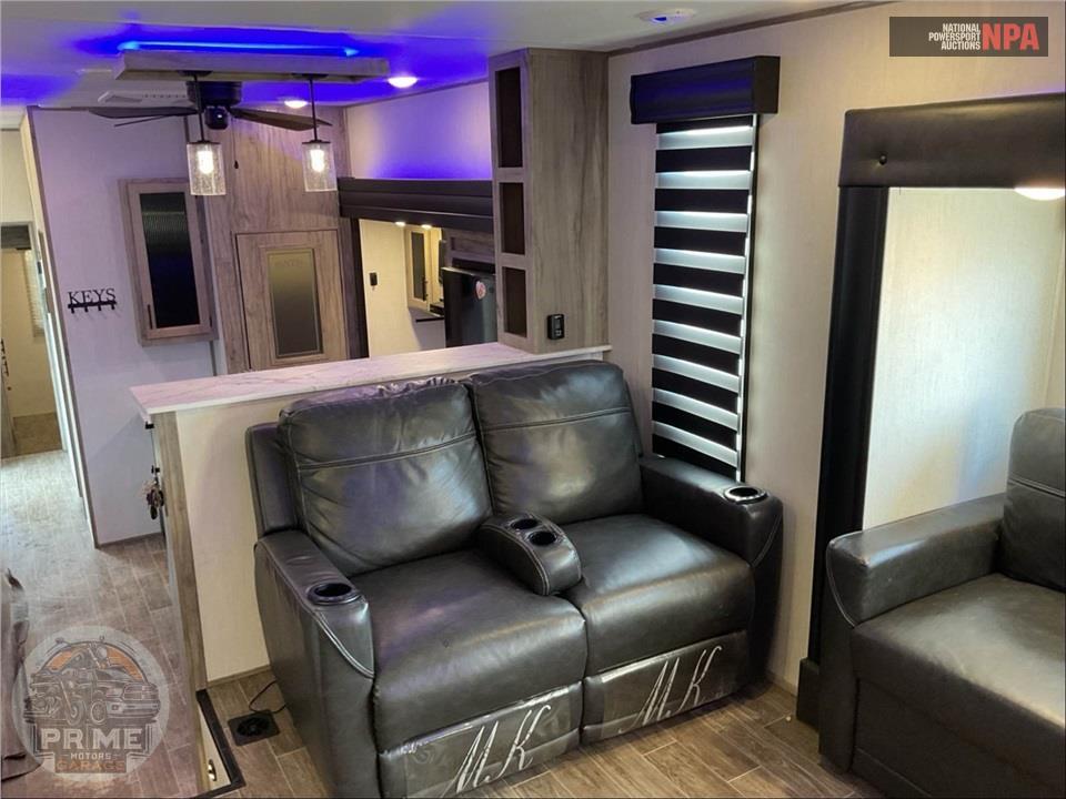 2022 Cherokee By Forest River M-3990SUITE ARCTIC WOLF FIFTH WHEEL SERIES — фото 6