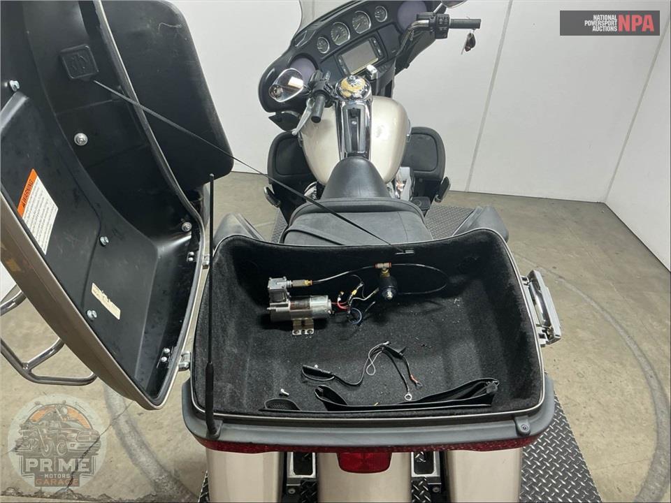 2018 Harley-Davidson FLHTCU ELECTRA GLIDE ULTRA CLASSIC — фото 28