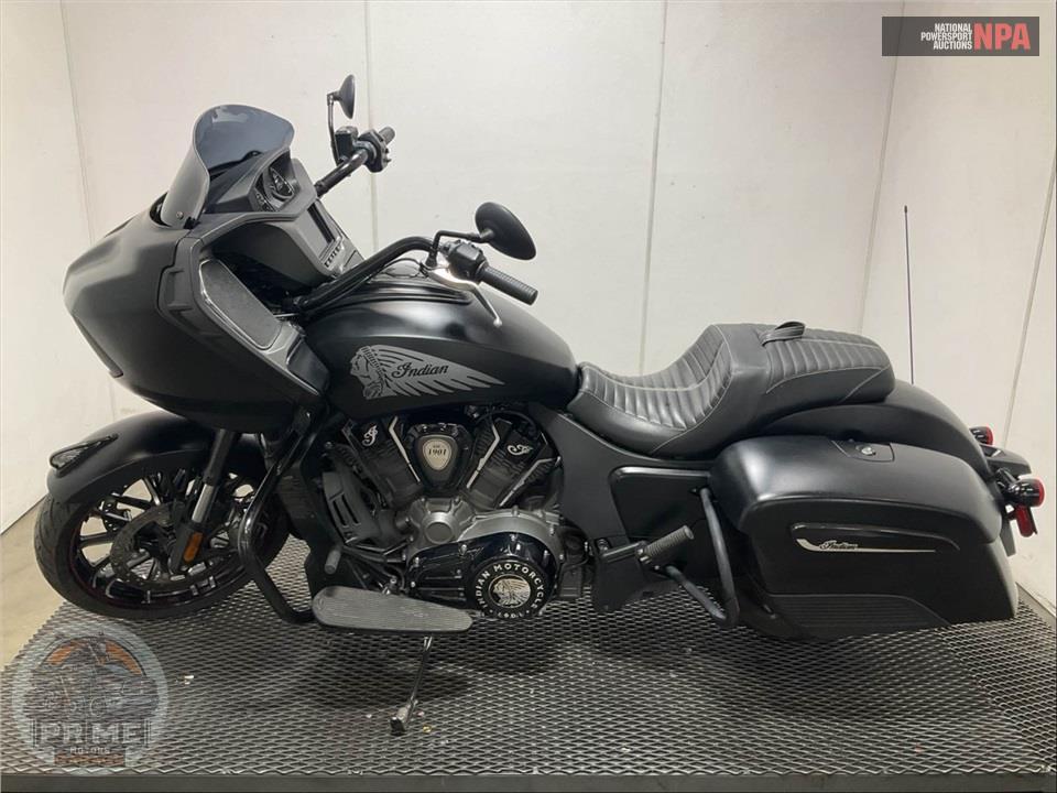 2020 Indian Motorcycle CHALLENGER DARK HORSE SMOKE (BLACK) — фото 2