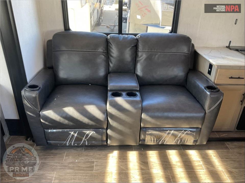 2022 Cherokee By Forest River M-3660SUITE ARCTIC WOLF FIFTH WHEEL SERIES — фото 12