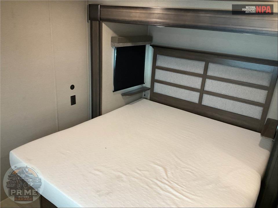 2022 Grand Design Recreational Vehicles M-3740BH - SOLITUDE S-CLASS FIFTH WHEEL SERIES — фото 11