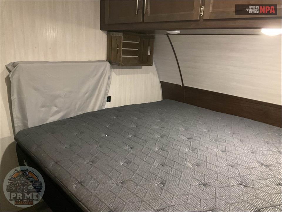 2019 Cherokee By Forest River M-23GOLD15 WOLF PACK TOY HAULER SERIES — фото 11