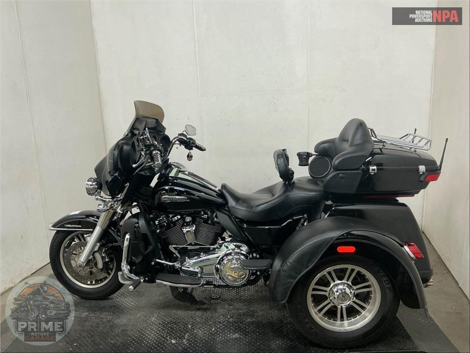 2017 Harley-Davidson FLHTCUTG TRIGLIDE ULTRA CLASSIC — фото 3