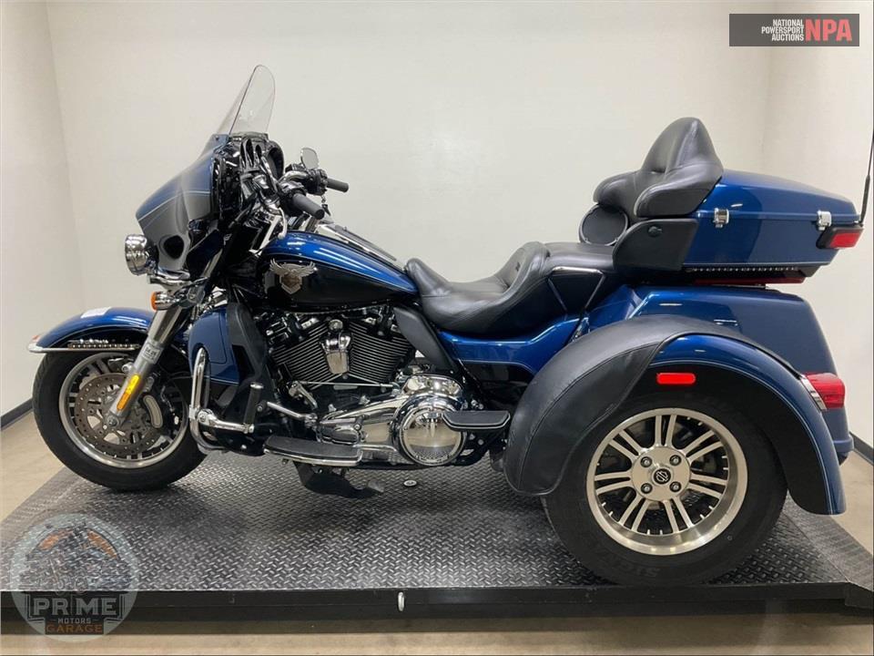 2018 Harley-Davidson FLHTCUTG TRI GLIDE ULTRA ANNIVERSARY — фото 3