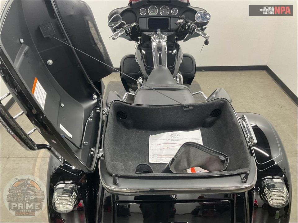 2023 Harley-Davidson FLHTCUTG TRI GLIDE ULTRA CLASSIC — фото 17