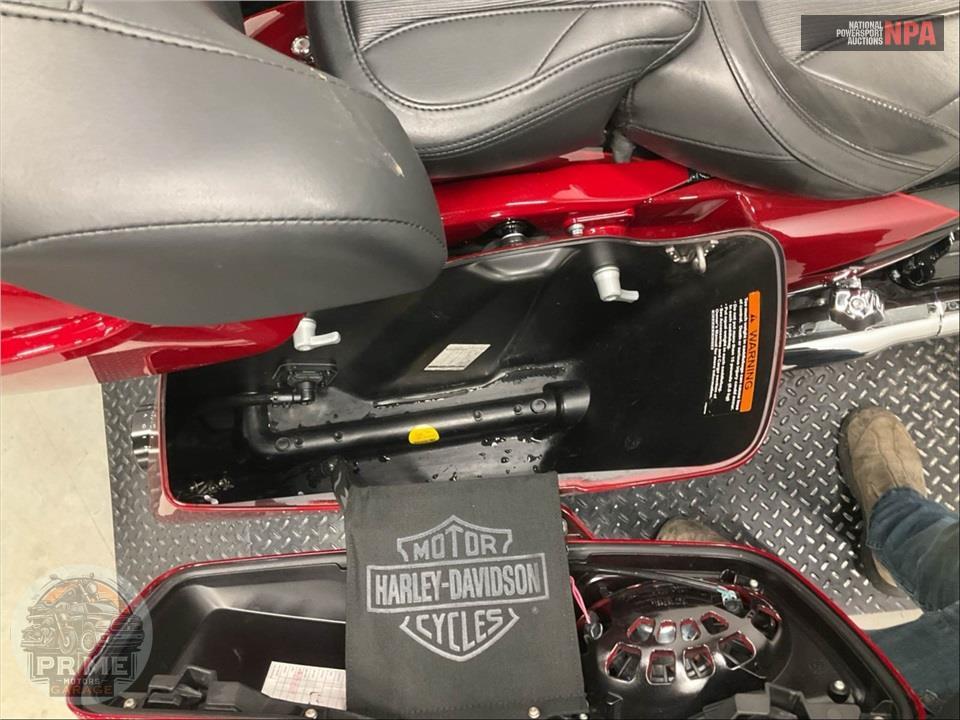 2017 Harley-Davidson FLHXSE CVO STREET GLIDE — фото 28