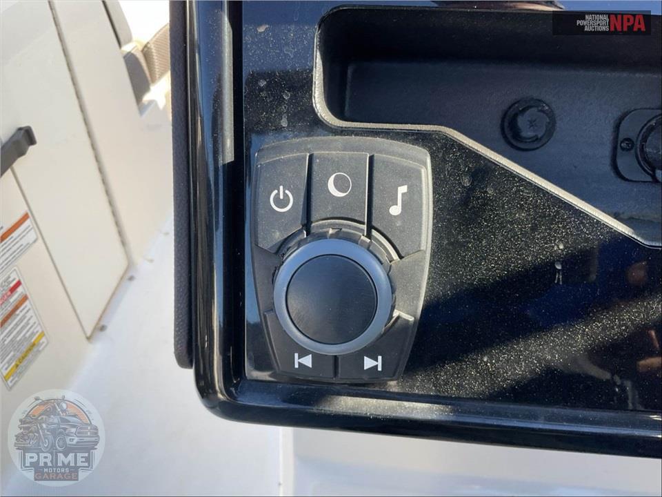 2017 Sea Ray Boats SLX-W 230 SLX SERIES L=23/E=1 370HP MERC IB — фото 55