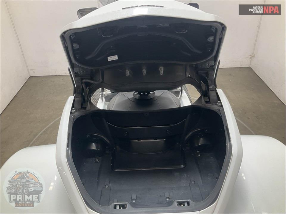 2018 Honda GL1800D GOLDWING TOUR DCT (WHITE) — фото 17