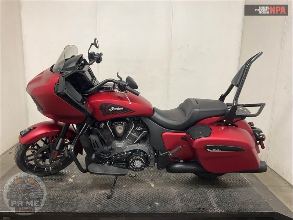 2024 Indian Motorcycle CHALLENGER DARK HORSE W/AUDIO (RED) — фото 3