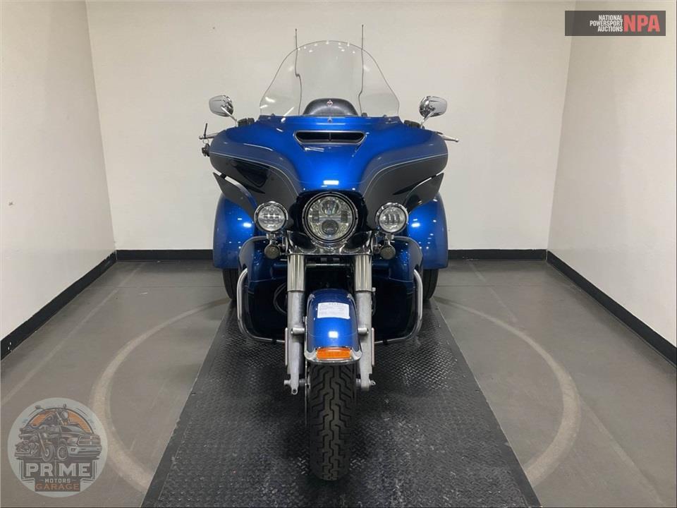 2018 Harley-Davidson FLHTCUTG TRI GLIDE ULTRA ANNIVERSARY — фото 2