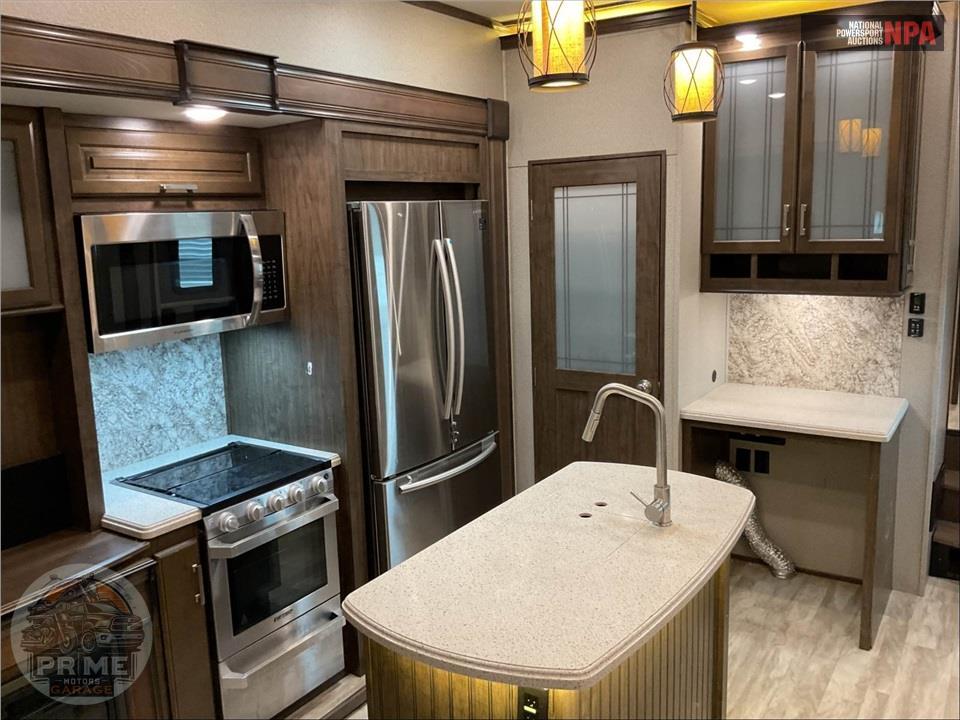 2021 Grand Design Recreational Vehicles M-3950BH - SOLITUDE S-CLASS FIFTH WHEEL SERIES — фото 9
